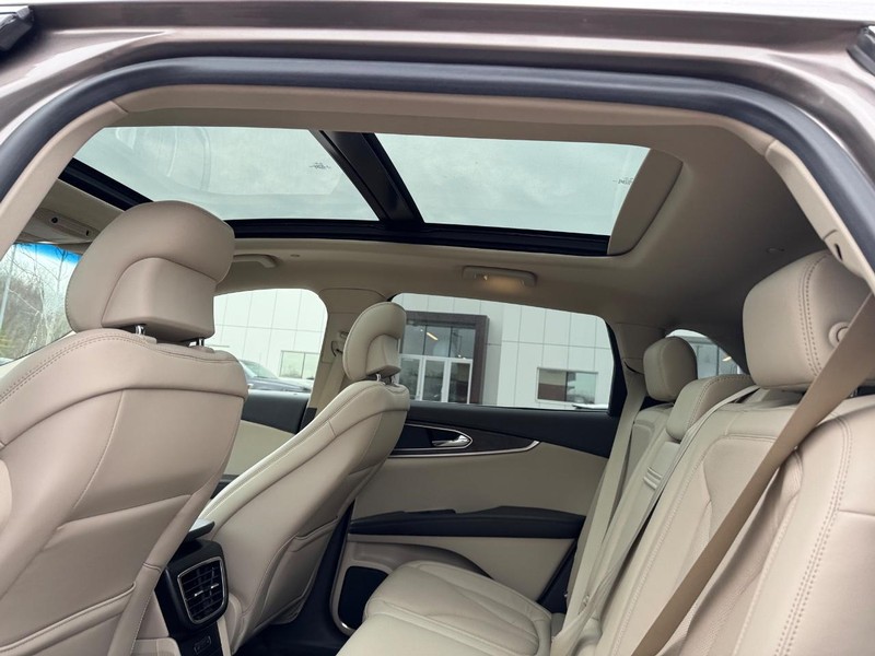 Lincoln Nautilus Vehicle Full-screen Gallery Image 12