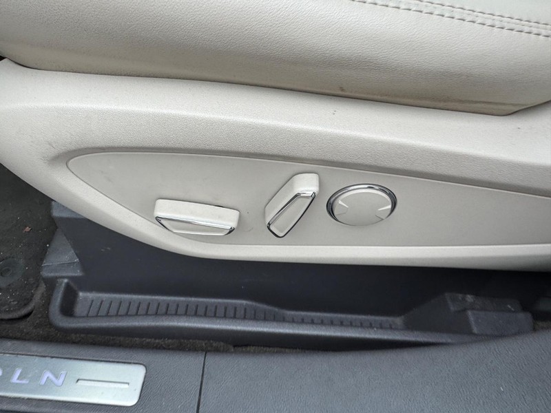 Lincoln Nautilus Vehicle Full-screen Gallery Image 16