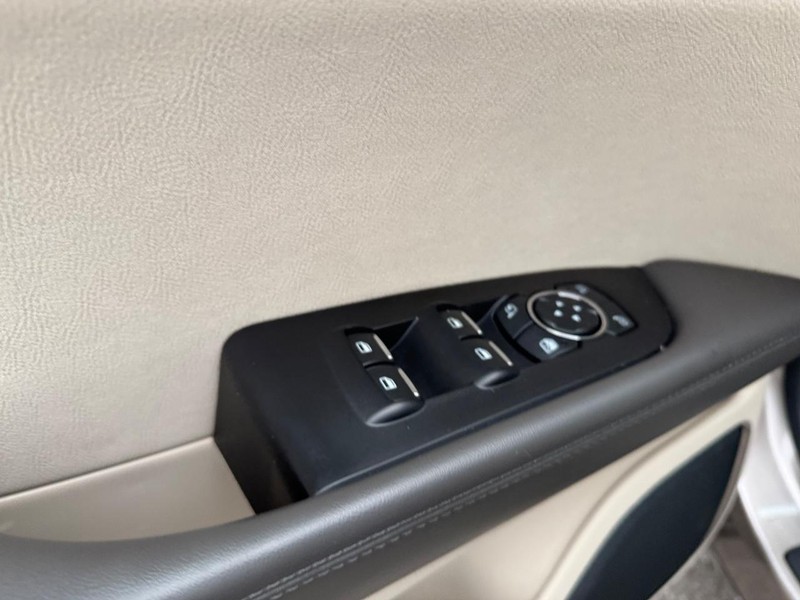 Lincoln Nautilus Vehicle Full-screen Gallery Image 17