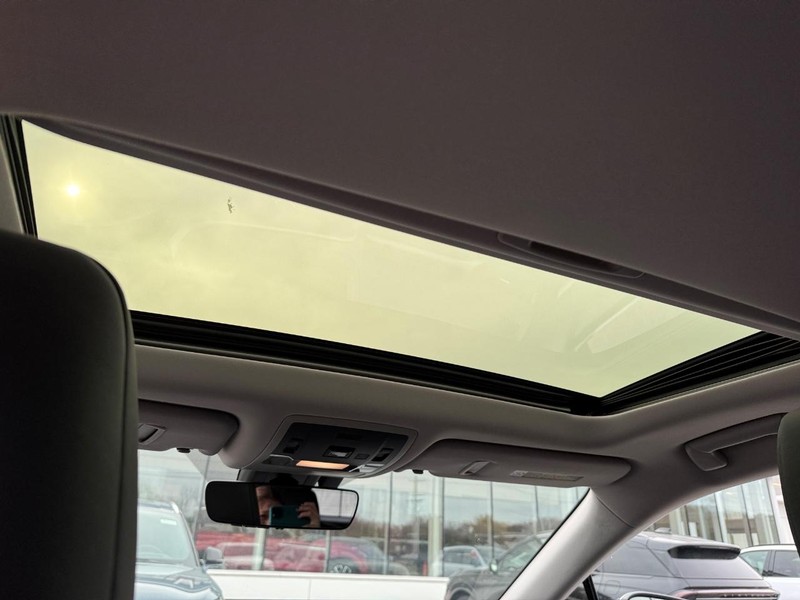 Lexus RX Vehicle Full-screen Gallery Image 12