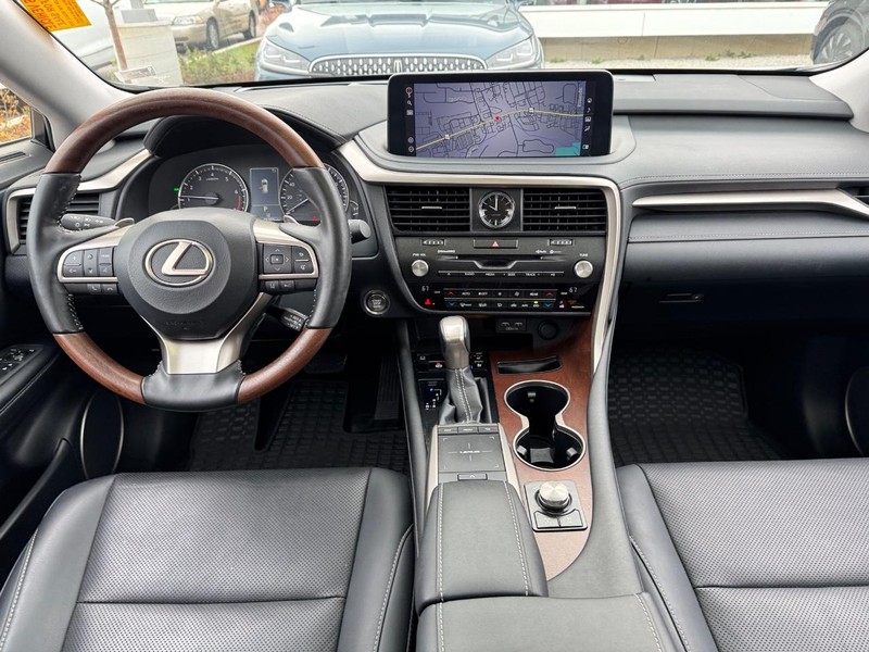 Lexus RX Vehicle Full-screen Gallery Image 14