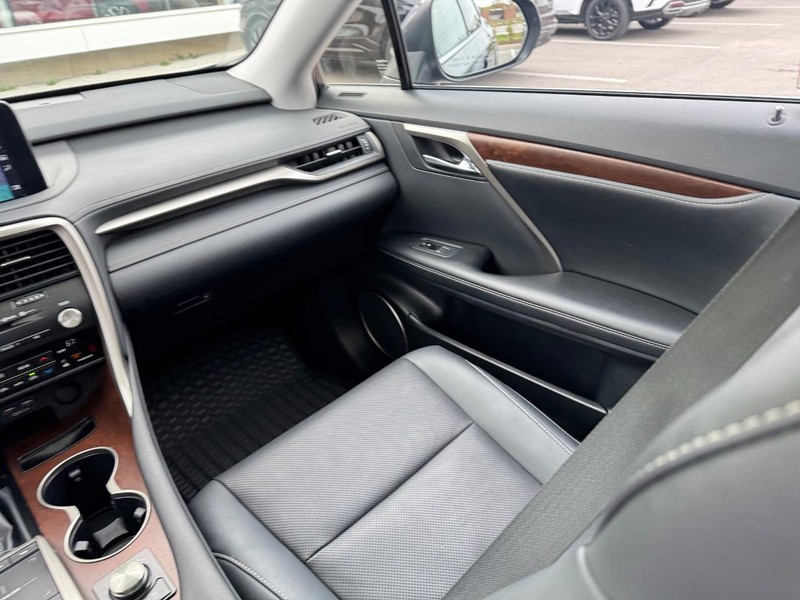 Lexus RX Vehicle Full-screen Gallery Image 15