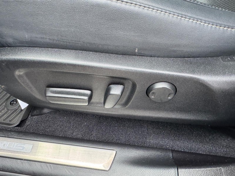 Lexus RX Vehicle Full-screen Gallery Image 16