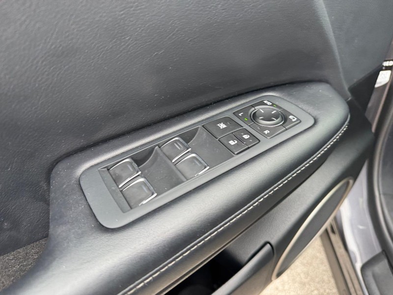 Lexus RX Vehicle Full-screen Gallery Image 17