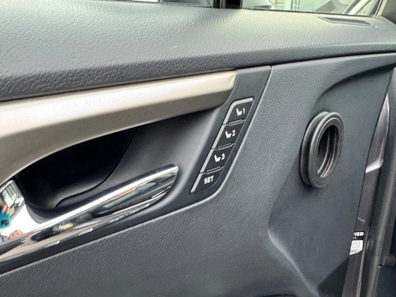 Lexus RX Vehicle Full-screen Gallery Image 18