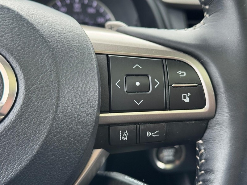 Lexus RX Vehicle Full-screen Gallery Image 21