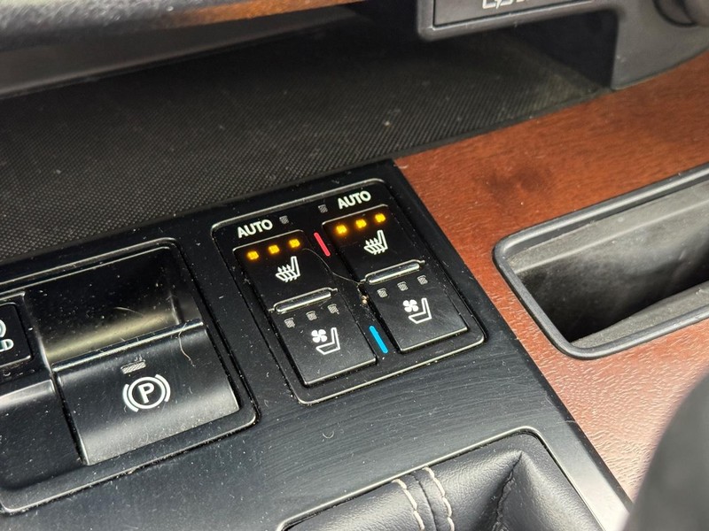 Lexus RX Vehicle Full-screen Gallery Image 22