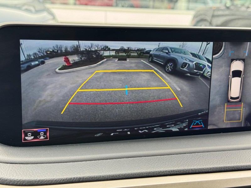 Lexus RX Vehicle Full-screen Gallery Image 23