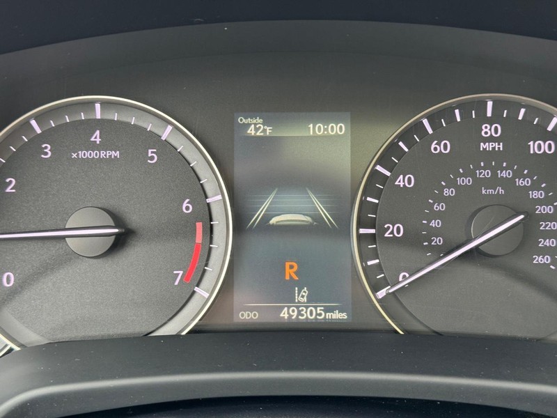 Lexus RX Vehicle Full-screen Gallery Image 24