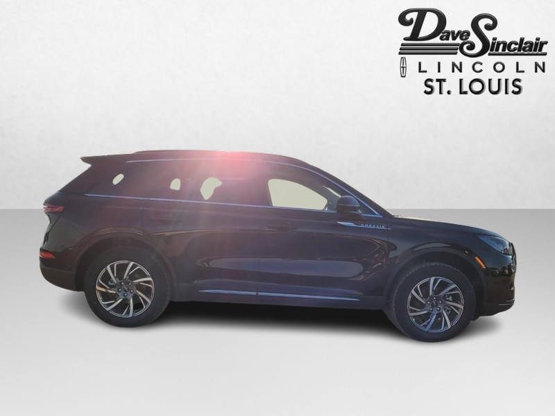 Lincoln Corsair Vehicle Full-screen Gallery Image 04