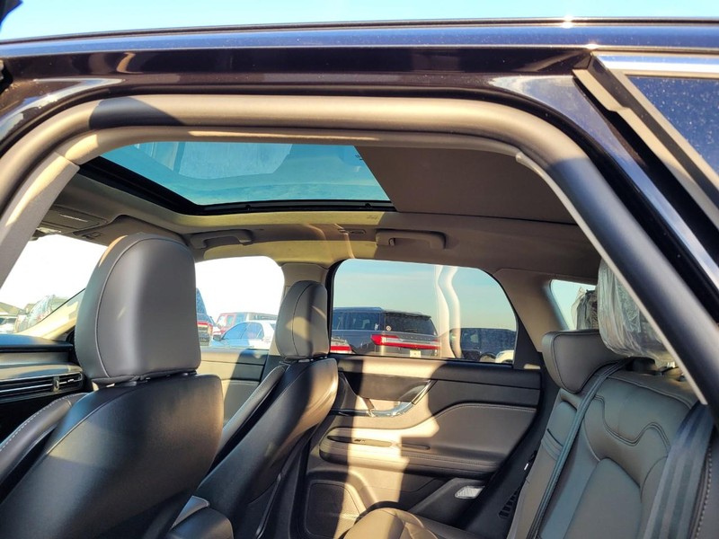 Lincoln Corsair Vehicle Full-screen Gallery Image 12