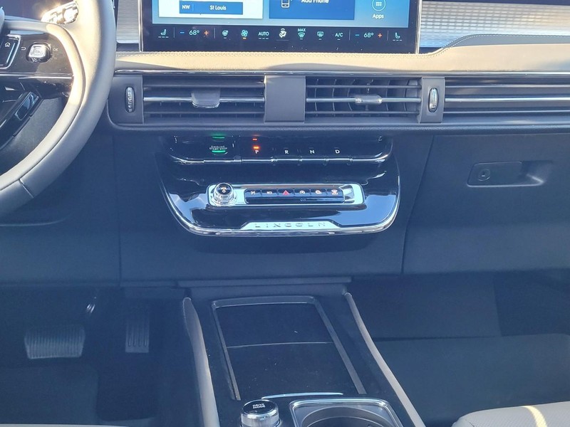 Lincoln Corsair Vehicle Full-screen Gallery Image 16