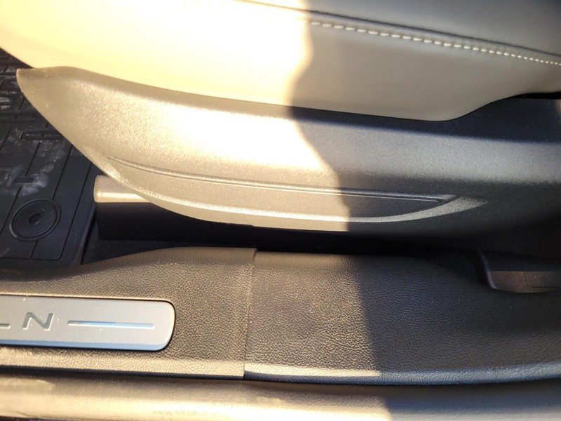 Lincoln Corsair Vehicle Full-screen Gallery Image 17