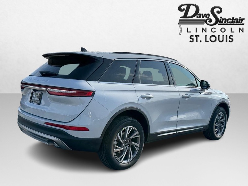 Lincoln Corsair Vehicle Full-screen Gallery Image 05