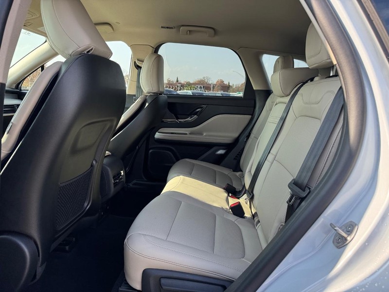 Lincoln Corsair Vehicle Full-screen Gallery Image 11