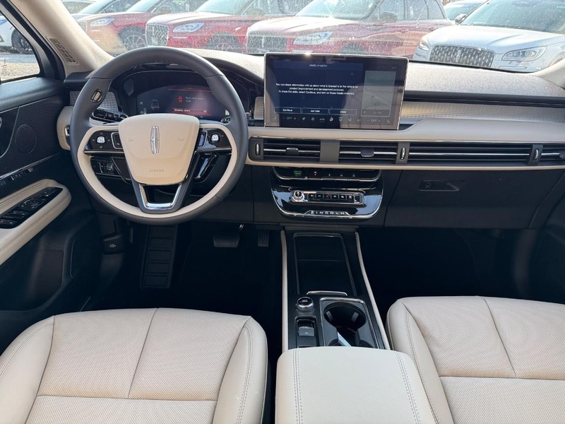 Lincoln Corsair Vehicle Full-screen Gallery Image 12