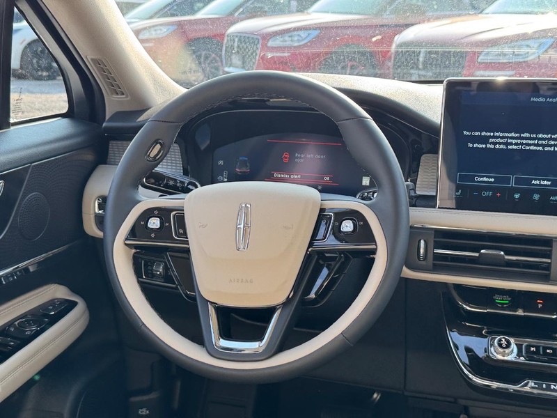 Lincoln Corsair Vehicle Full-screen Gallery Image 13