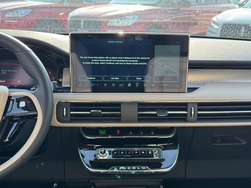 Lincoln Corsair Vehicle Full-screen Gallery Image 14