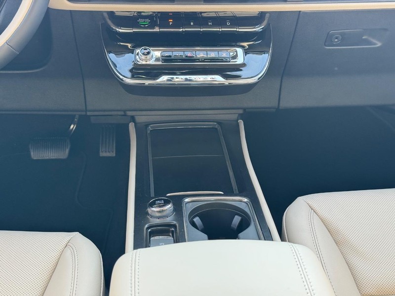 Lincoln Corsair Vehicle Full-screen Gallery Image 15