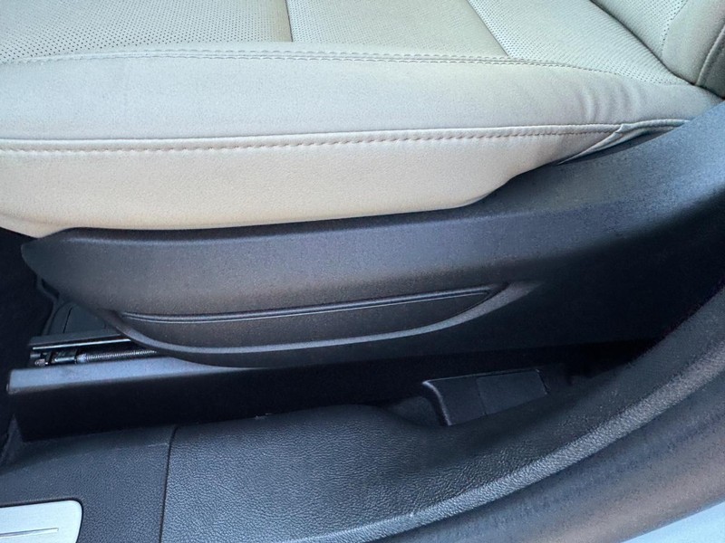 Lincoln Corsair Vehicle Full-screen Gallery Image 16