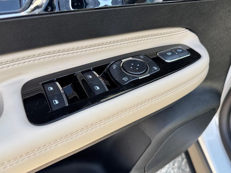 Lincoln Corsair Vehicle Full-screen Gallery Image 17