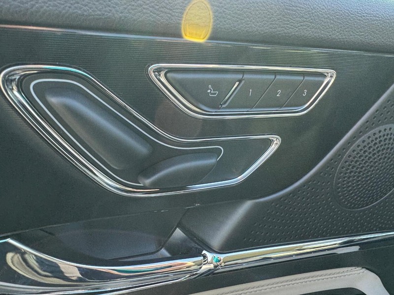 Lincoln Corsair Vehicle Full-screen Gallery Image 18