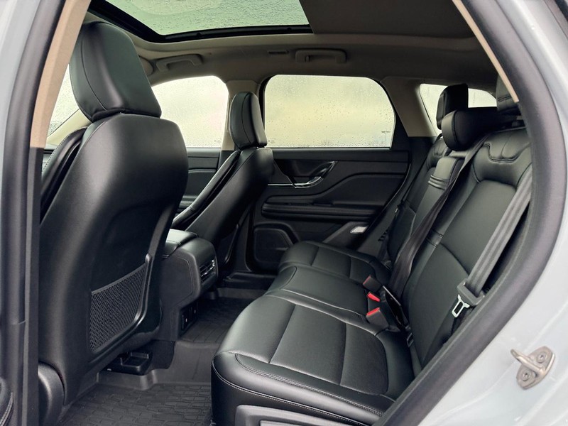 Lincoln Corsair Vehicle Full-screen Gallery Image 11