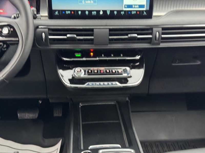 Lincoln Corsair Vehicle Full-screen Gallery Image 16