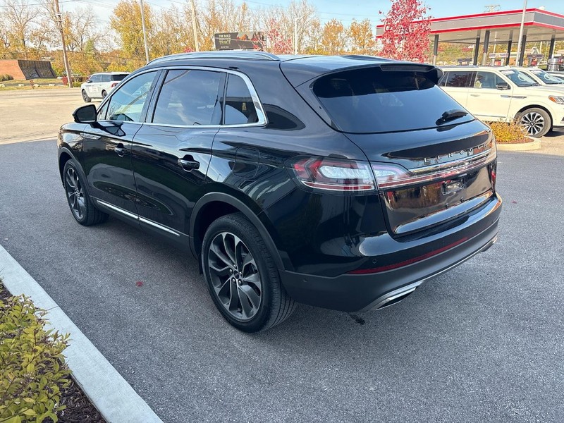 Lincoln Nautilus Vehicle Full-screen Gallery Image 02