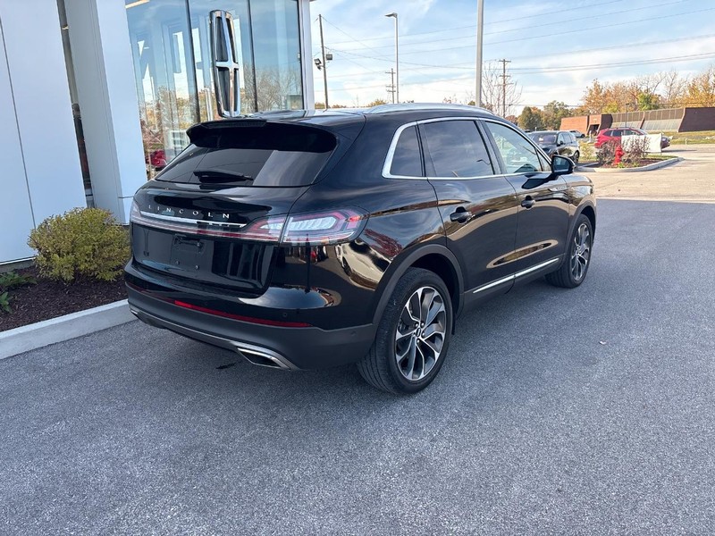 Lincoln Nautilus Vehicle Full-screen Gallery Image 03