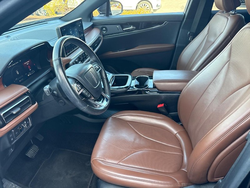 Lincoln Nautilus Vehicle Full-screen Gallery Image 05