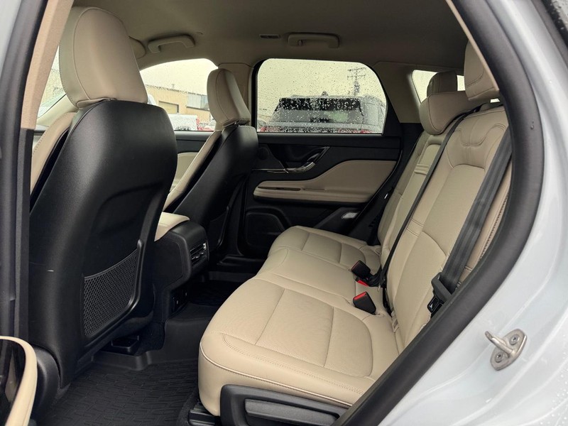 Lincoln Corsair Vehicle Full-screen Gallery Image 11