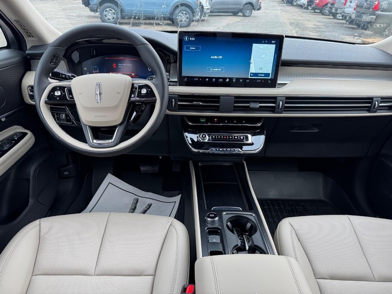 Lincoln Corsair Vehicle Full-screen Gallery Image 12