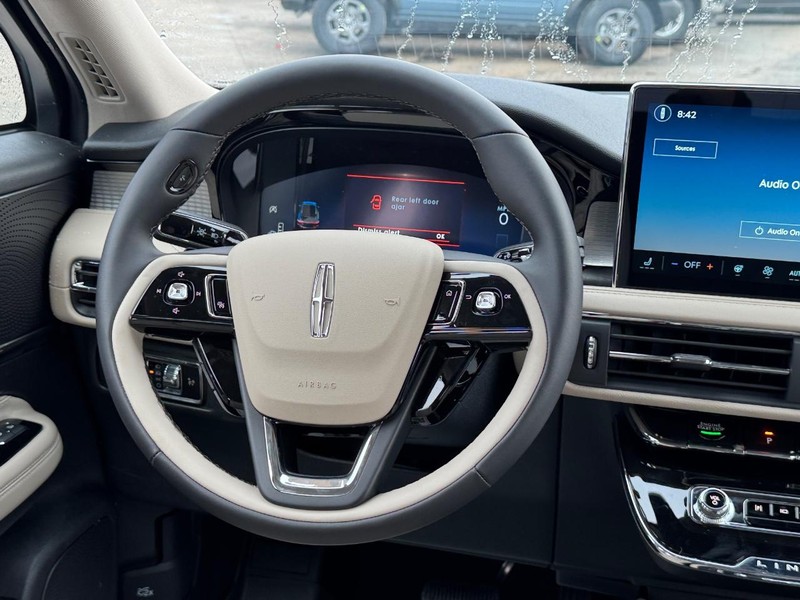 Lincoln Corsair Vehicle Full-screen Gallery Image 13