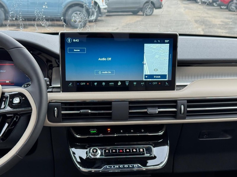 Lincoln Corsair Vehicle Full-screen Gallery Image 14