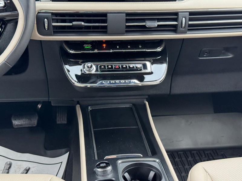 Lincoln Corsair Vehicle Full-screen Gallery Image 15