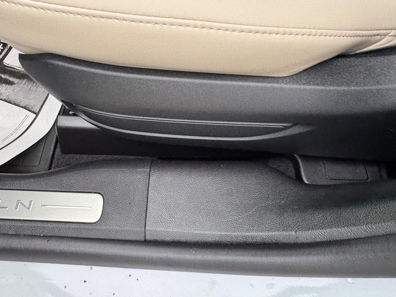 Lincoln Corsair Vehicle Full-screen Gallery Image 16