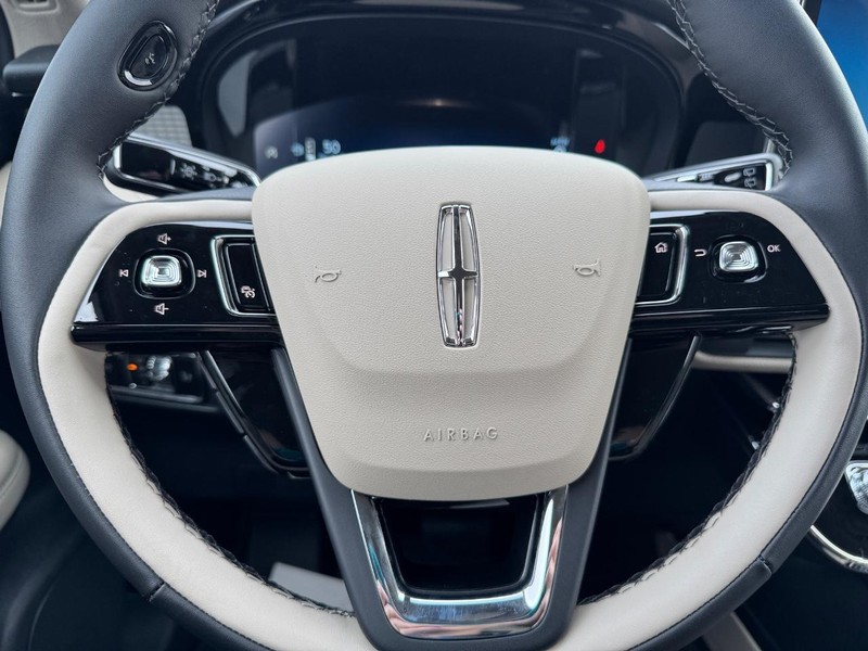 Lincoln Corsair Vehicle Full-screen Gallery Image 19