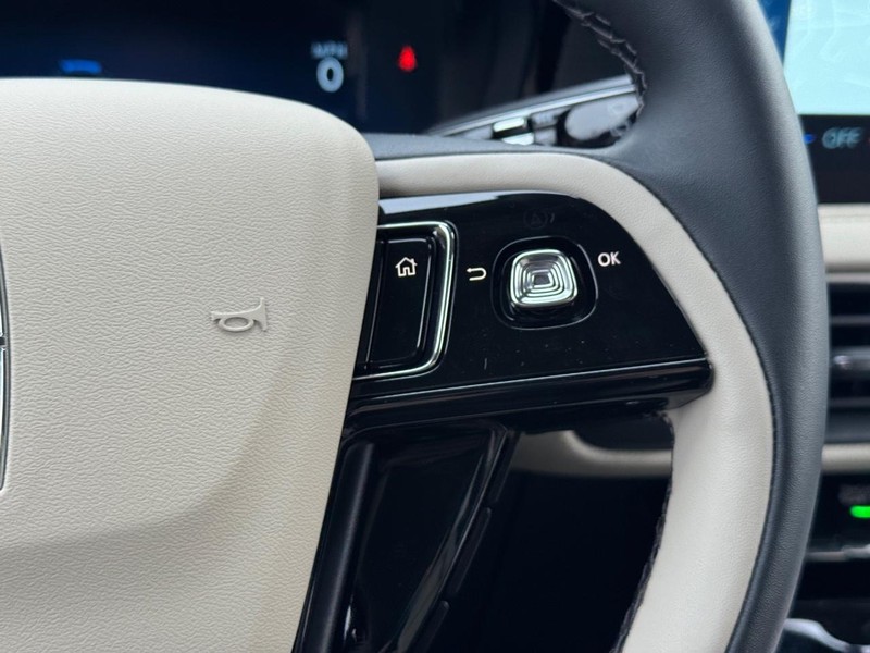 Lincoln Corsair Vehicle Full-screen Gallery Image 21