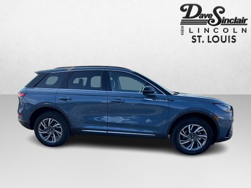 Lincoln Corsair Vehicle Full-screen Gallery Image 04