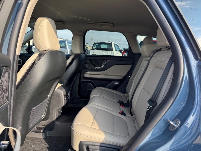 Lincoln Corsair Vehicle Full-screen Gallery Image 11