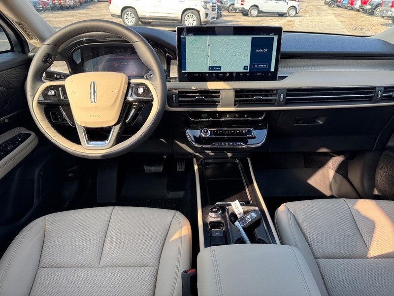 Lincoln Corsair Vehicle Full-screen Gallery Image 12