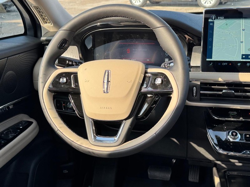 Lincoln Corsair Vehicle Full-screen Gallery Image 13