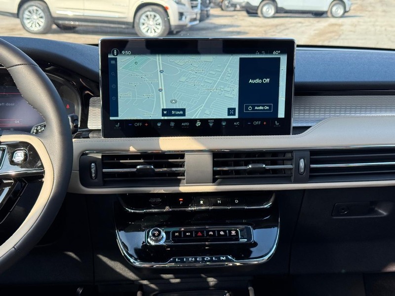 Lincoln Corsair Vehicle Full-screen Gallery Image 14