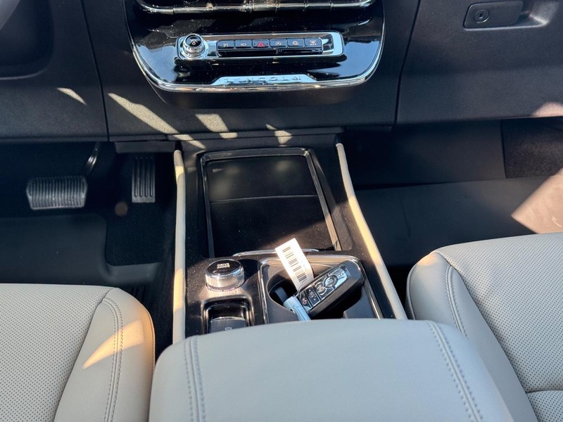 Lincoln Corsair Vehicle Full-screen Gallery Image 15