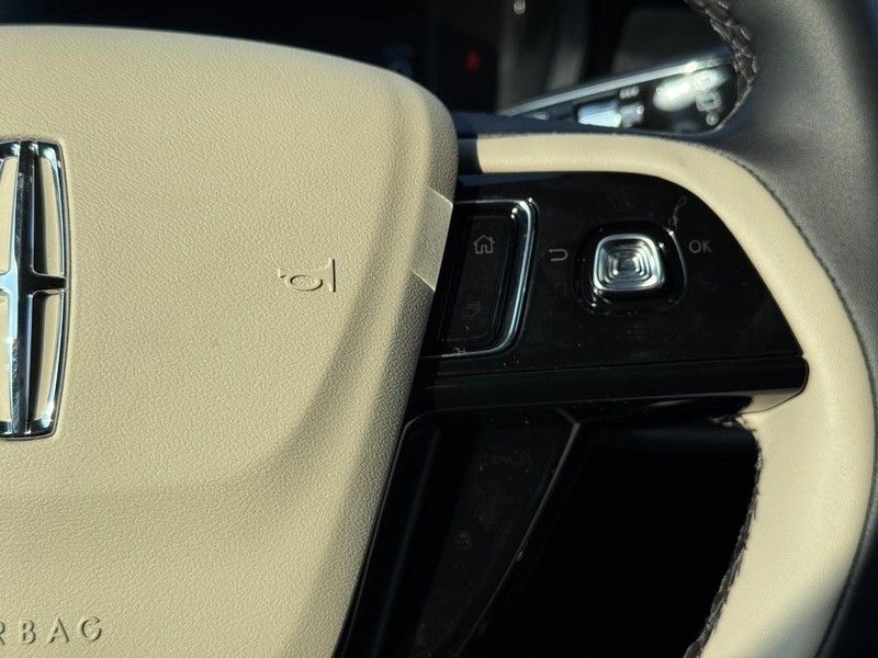 Lincoln Corsair Vehicle Full-screen Gallery Image 21