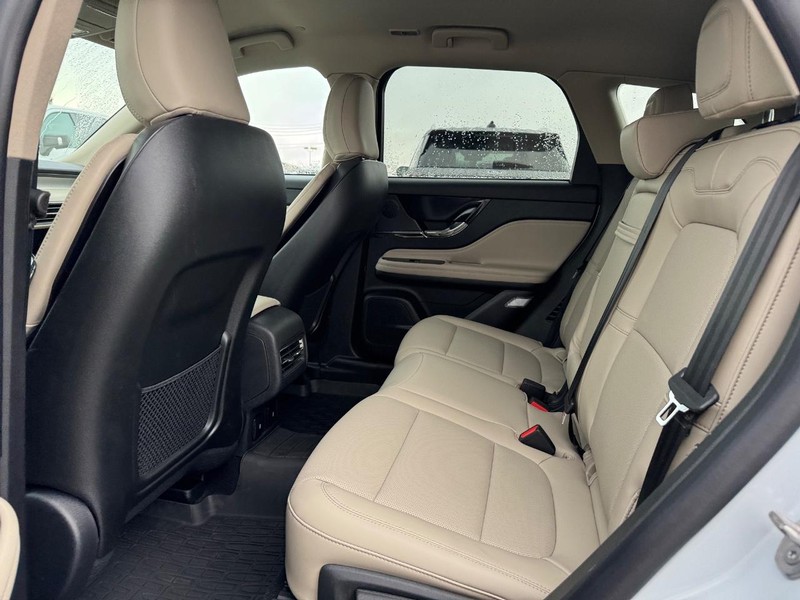 Lincoln Corsair Vehicle Full-screen Gallery Image 11