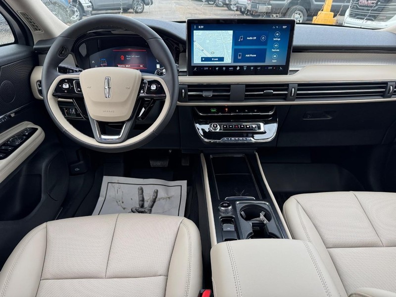 Lincoln Corsair Vehicle Full-screen Gallery Image 12