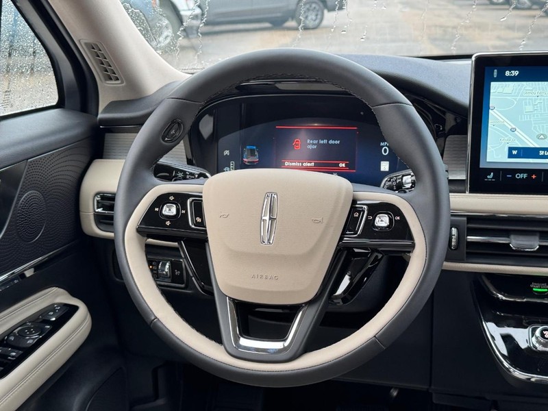 Lincoln Corsair Vehicle Full-screen Gallery Image 13