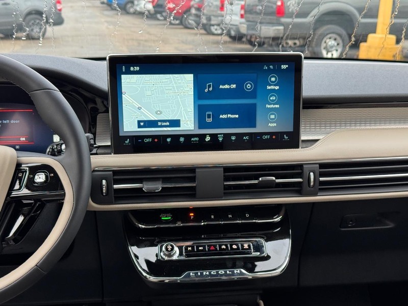 Lincoln Corsair Vehicle Full-screen Gallery Image 14